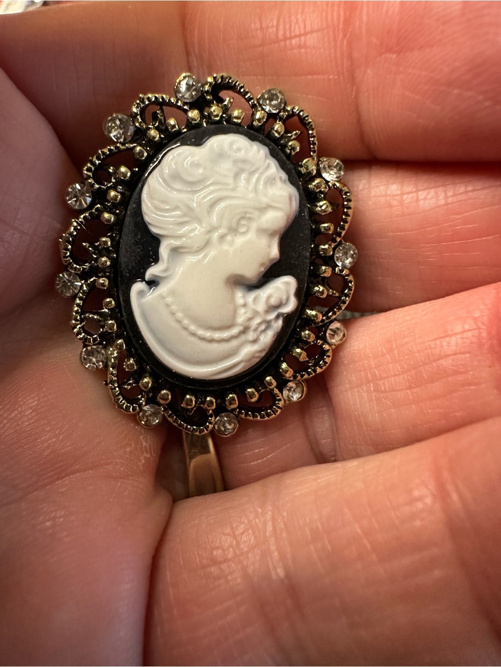 Vintage-Style Black & White Cameo — Women's Jewelry